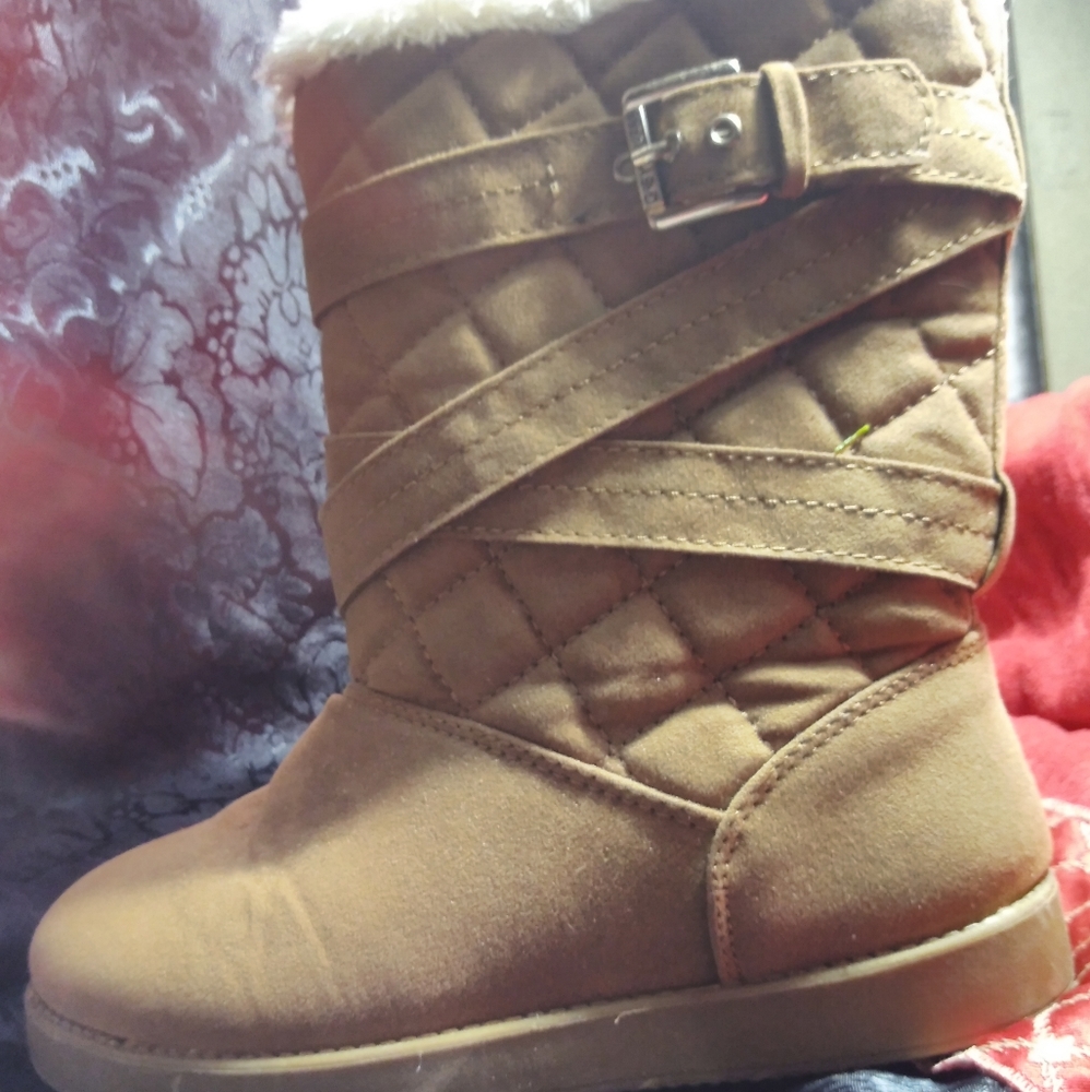 Boots w the fur....Guess Brand